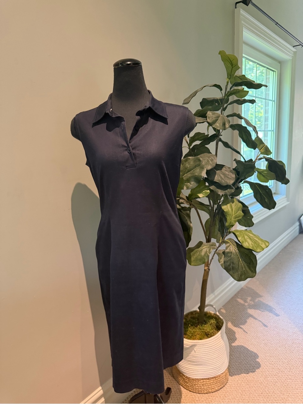 BOGATO INTERNATIONAL SLEEVELESS DARK NAVY SHEATH DRESS WITH COLLAR